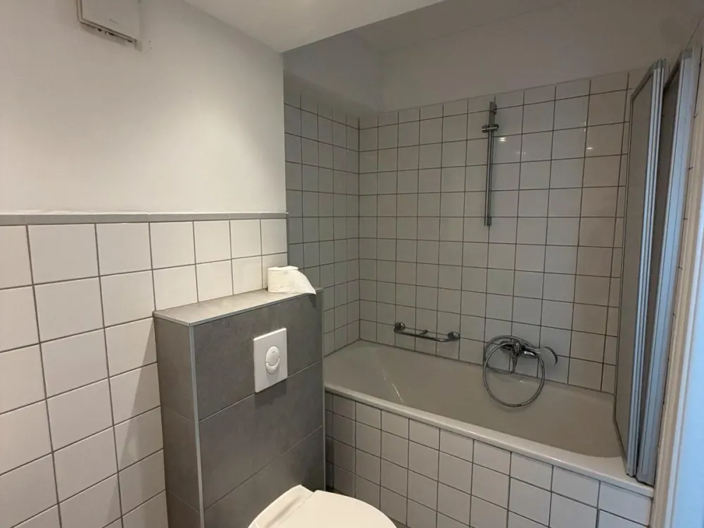 Helle zwei Zimmer Wohnung mit Balkon AUF ZEIT Zu Vermieten!