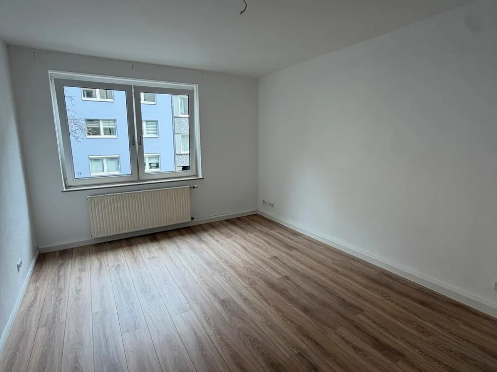 Helle zwei Zimmer Wohnung mit Balkon AUF ZEIT Zu Vermieten!