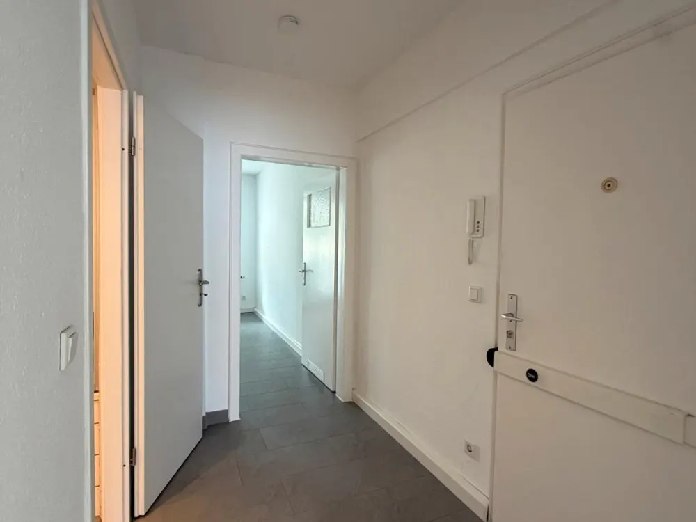 Helle zwei Zimmer Wohnung mit Balkon AUF ZEIT Zu Vermieten!