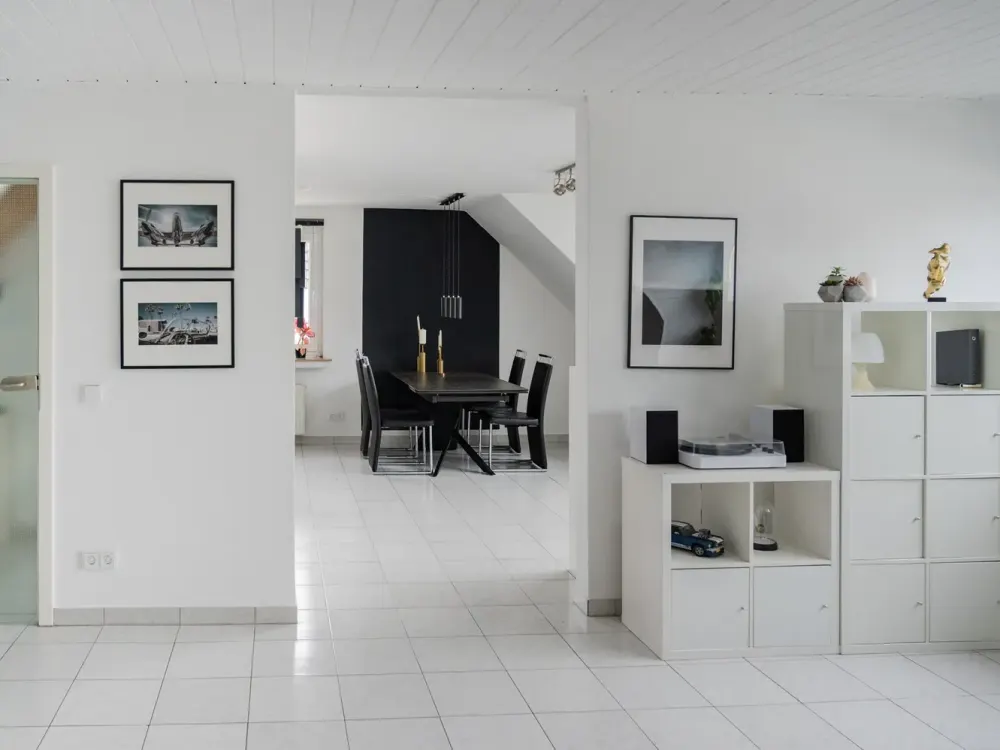 Cologne-Grengel: 3.5-Room Apartment - Plenty of Light & Private Parking Space