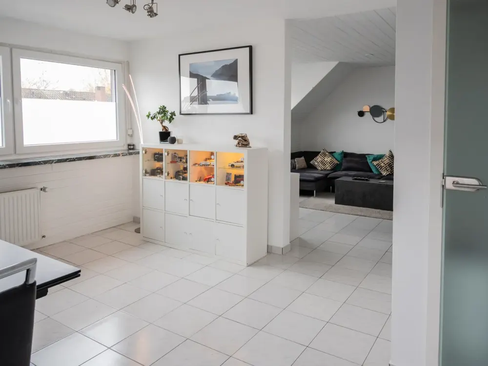 Cologne-Grengel: 3.5-Room Apartment - Plenty of Light & Private Parking Space