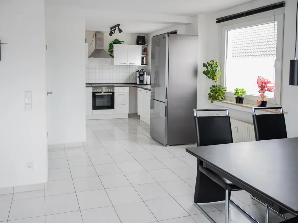 Cologne-Grengel: 3.5-Room Apartment - Plenty of Light & Private Parking Space