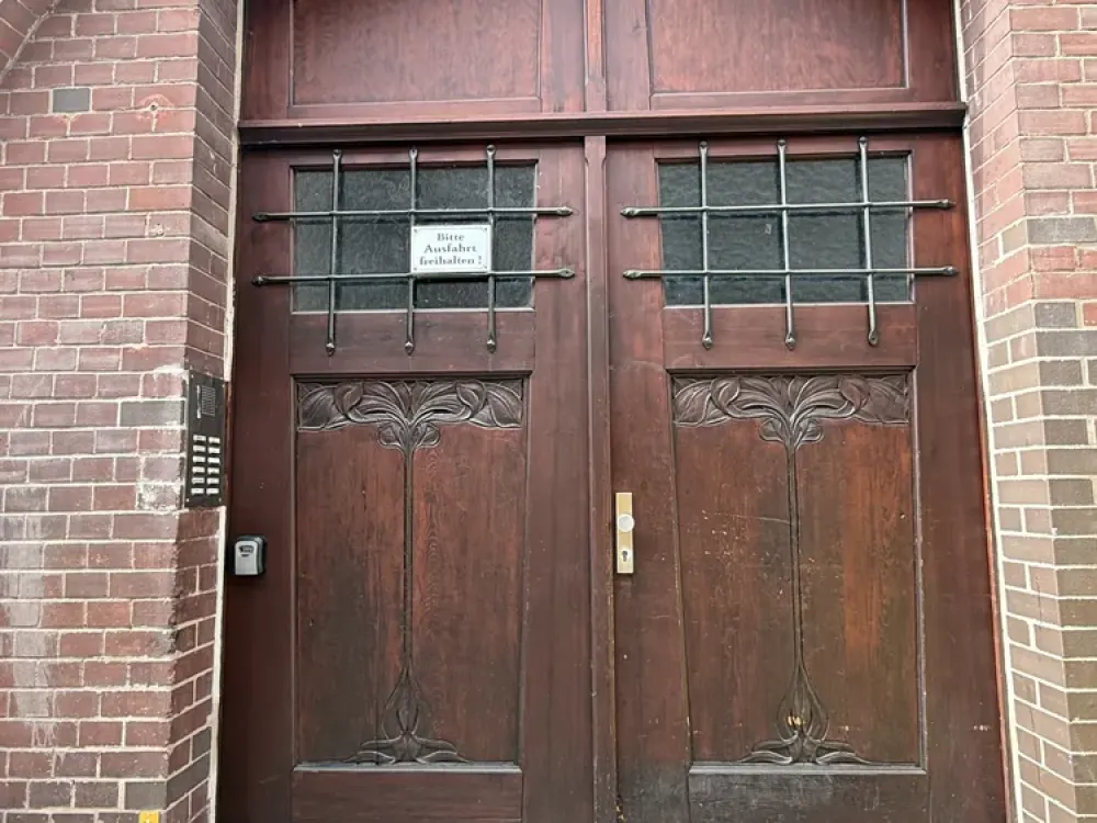 Living in a Listed Building: Spacious 5-Room Apartment in Erfurt Old Town