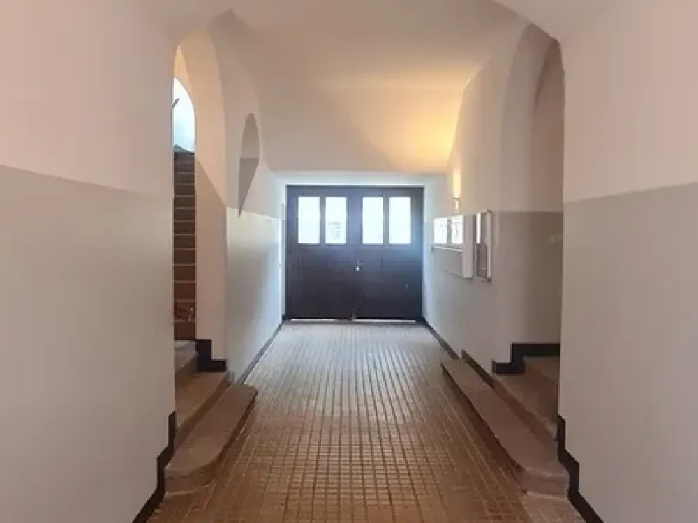 Living in a Listed Building: Spacious 5-Room Apartment in Erfurt Old Town