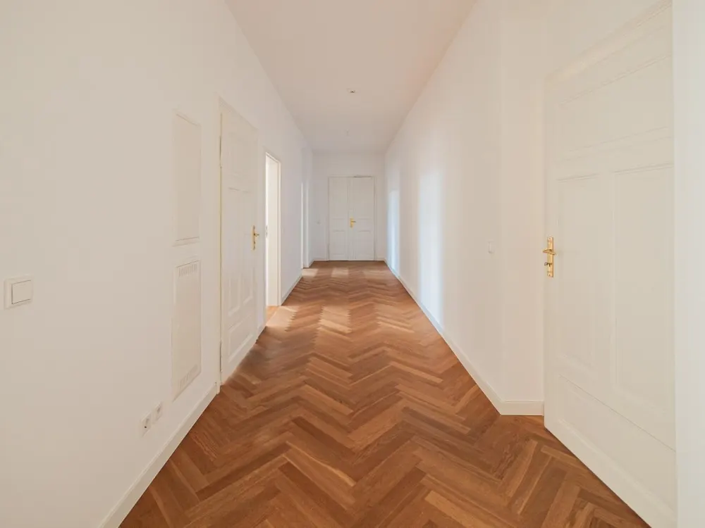 Komfortabler Altbau in Elbnähe. Balkon, Parkett, Carport, und Tageslichtbad mit Wanne.