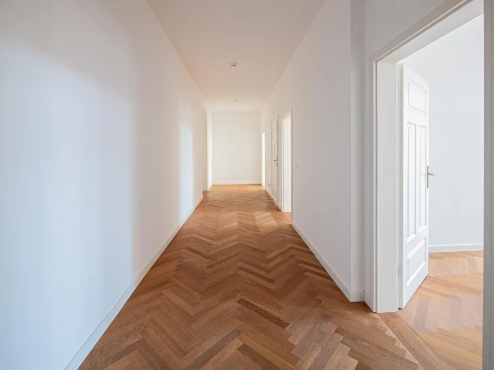 Komfortabler Altbau in Elbnähe. Balkon, Parkett, Carport, und Tageslichtbad mit Wanne.