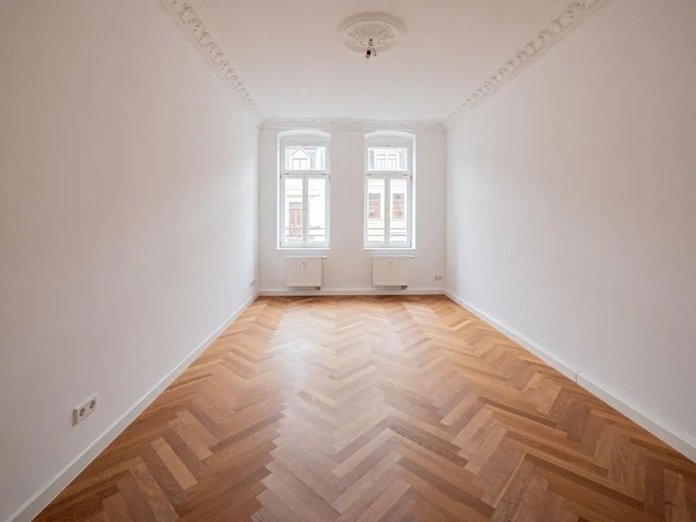 Komfortabler Altbau in Elbnähe. Balkon, Parkett, Carport, und Tageslichtbad mit Wanne.