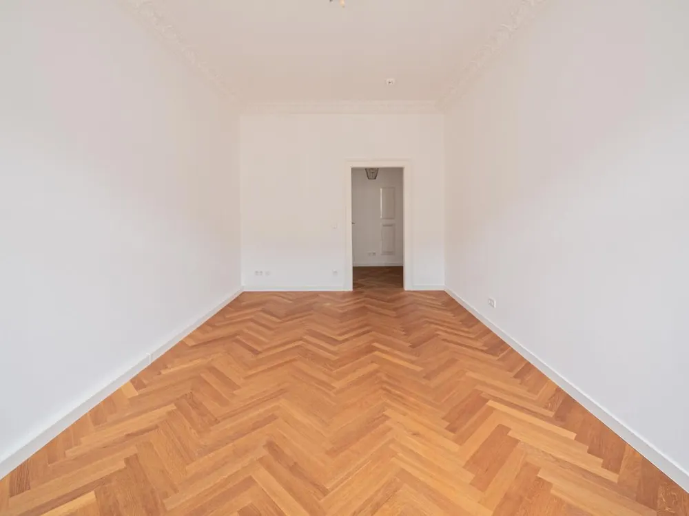 Komfortabler Altbau in Elbnähe. Balkon, Parkett, Carport, und Tageslichtbad mit Wanne.