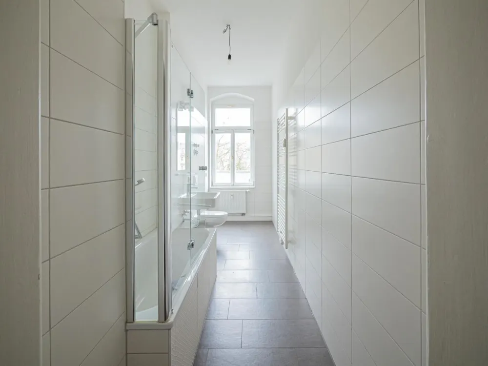 Komfortabler Altbau in Elbnähe. Balkon, Parkett, Carport, und Tageslichtbad mit Wanne.