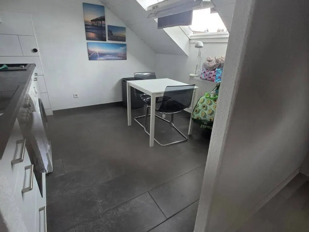 **Befristet auf 1 Jahr** Möblierte DG-Wohnung in zentraler Lage - Düsseldorf