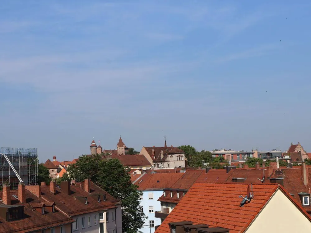 Erstbezug am Stadtpark: 100 m² Dachgeschoss-Juwel mit Wintergarten, EBK & Burgblick!