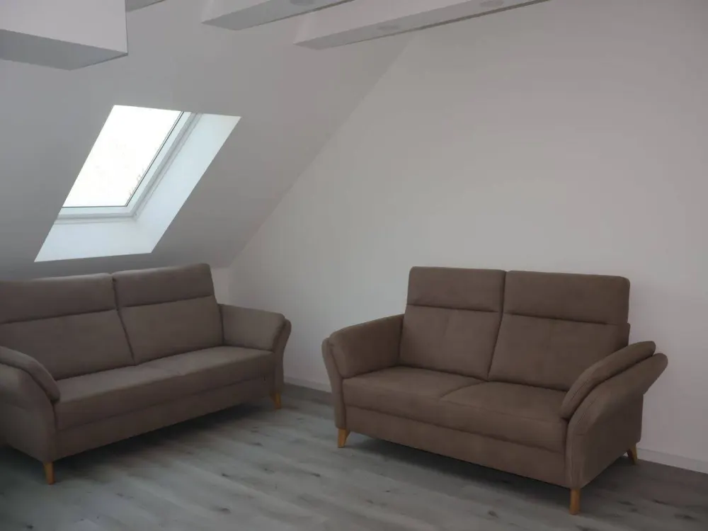 Erstbezug am Stadtpark: 100 m² Dachgeschoss-Juwel mit Wintergarten, EBK & Burgblick!
