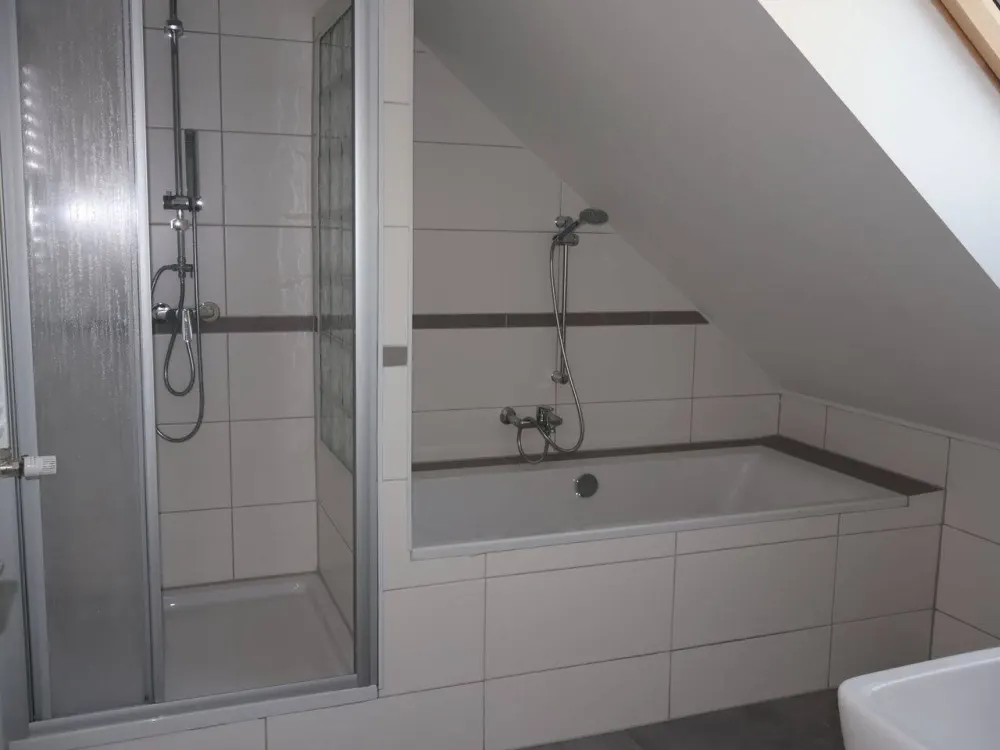 Erstbezug am Stadtpark: 100 m² Dachgeschoss-Juwel mit Wintergarten, EBK & Burgblick!