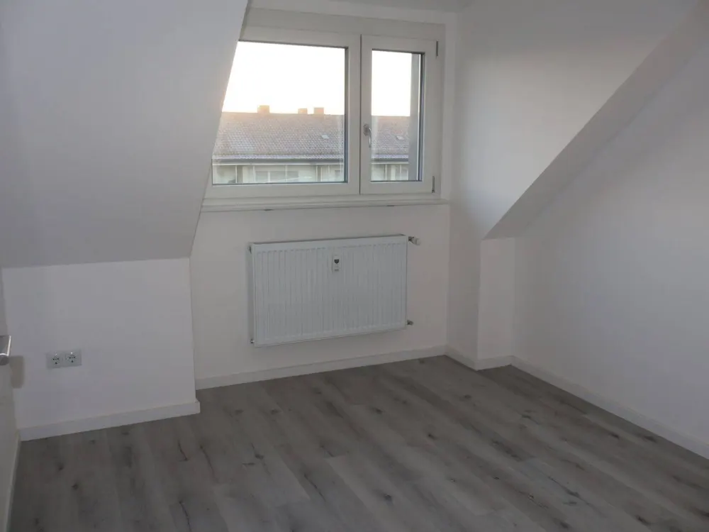Erstbezug am Stadtpark: 100 m² Dachgeschoss-Juwel mit Wintergarten, EBK & Burgblick!