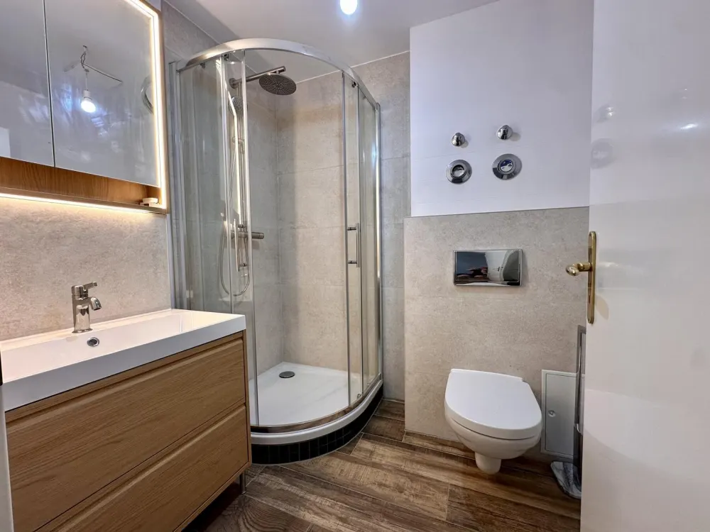 Freshly Renovated 3-Room Maisonette with New Kitchen and Two Bathrooms