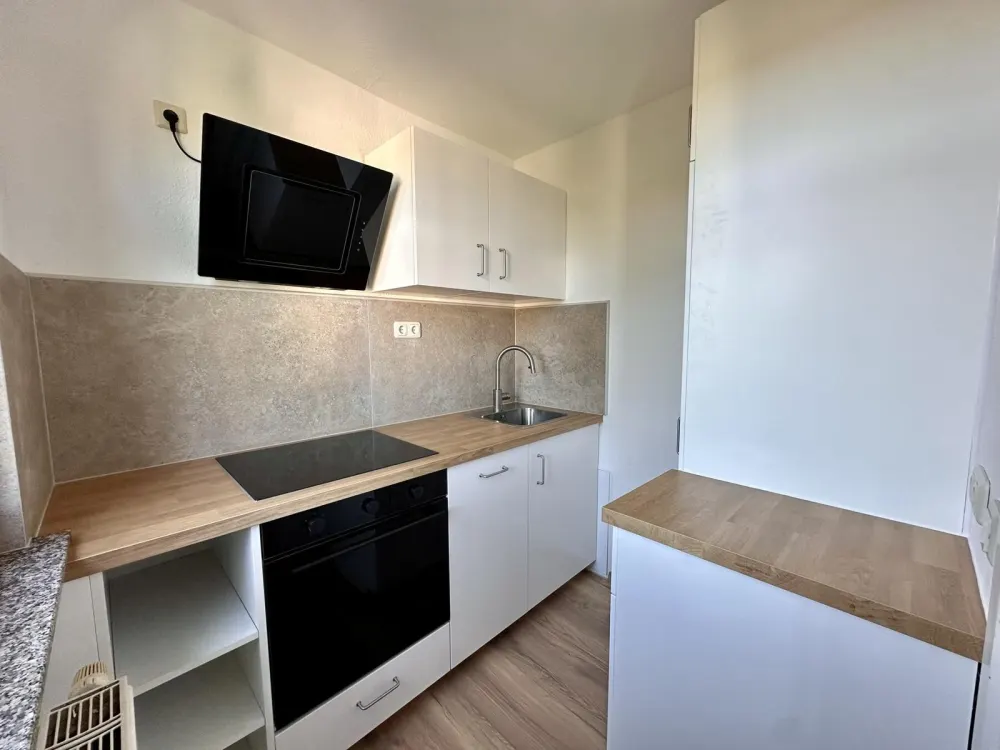 Freshly Renovated 3-Room Maisonette with New Kitchen and Two Bathrooms