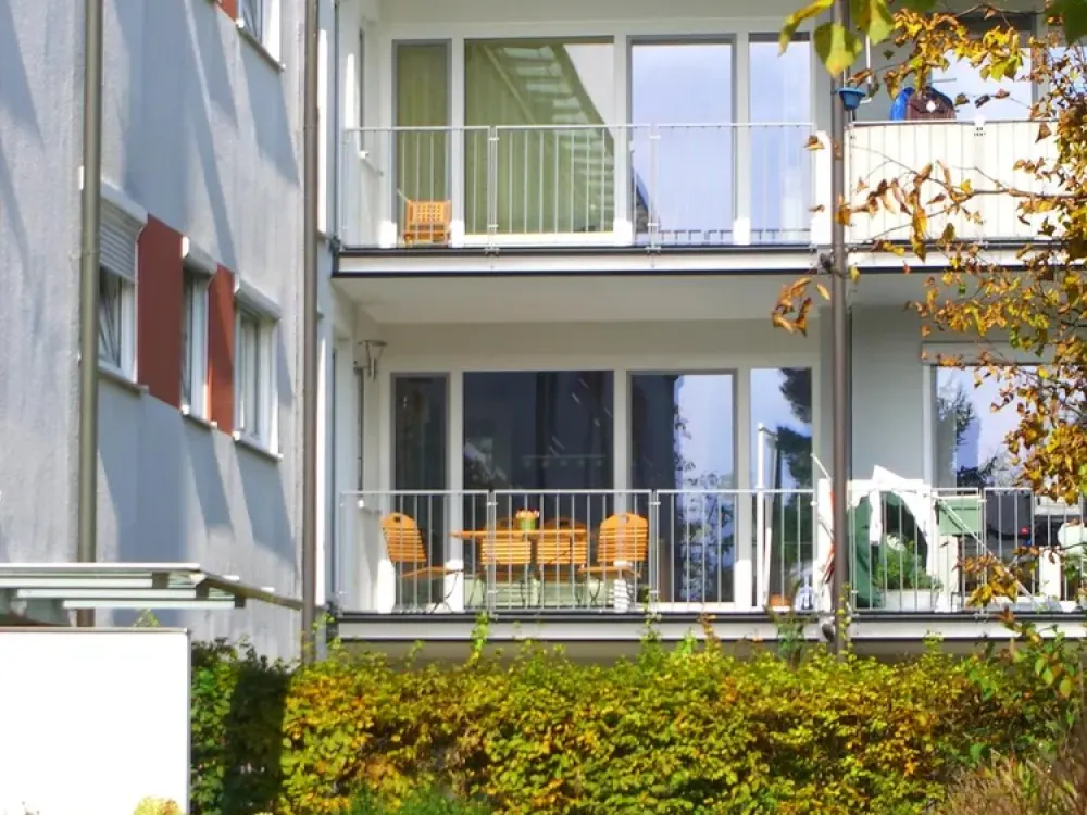 MODERNE voll möblierte/ausgestattete 2 Zi.-WHG., HELL, RUHIG, ZUM WOHLFÜHLEN