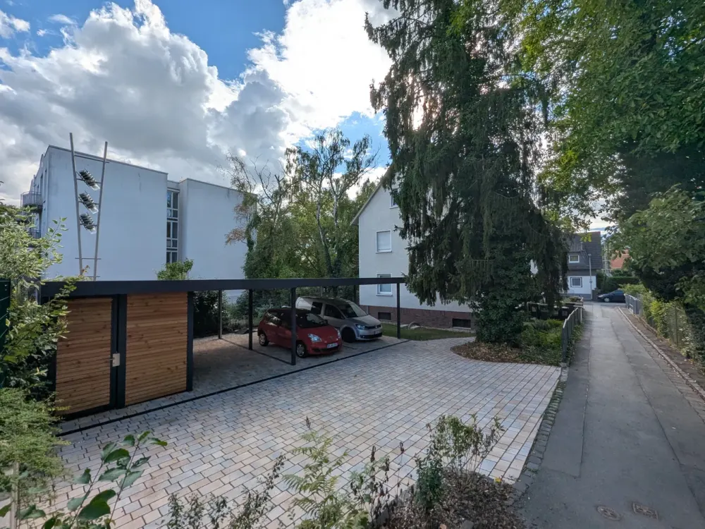 Helle Zweizimmerwohnung mit überdachtem Stellplatz nahe Huthpark
