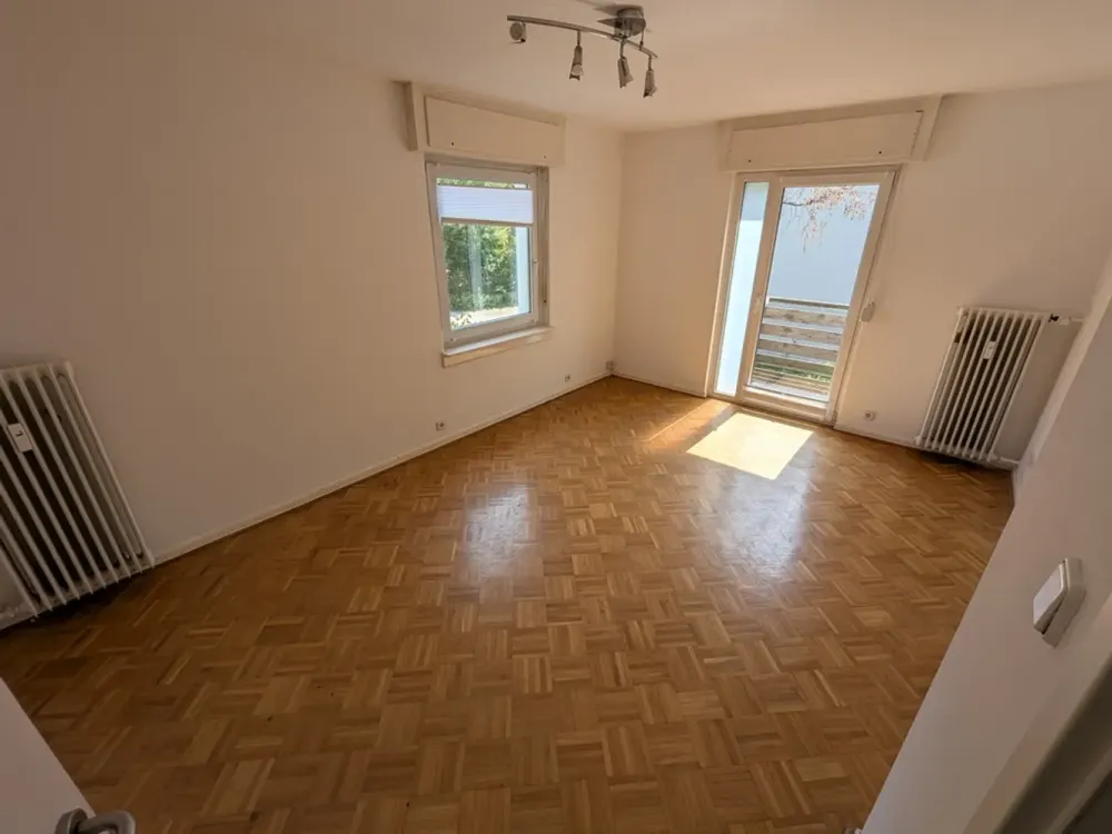Helle Zweizimmerwohnung mit überdachtem Stellplatz nahe Huthpark