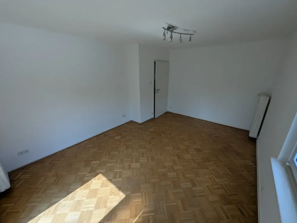 Helle Zweizimmerwohnung mit überdachtem Stellplatz nahe Huthpark