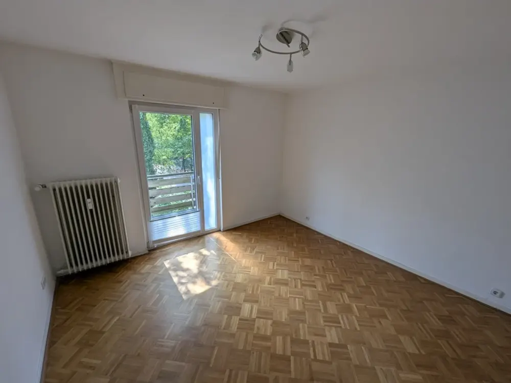 Helle Zweizimmerwohnung mit überdachtem Stellplatz nahe Huthpark