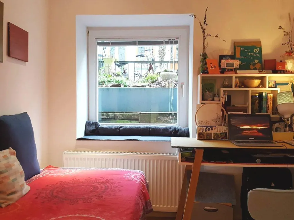 Kleines teilmöbliertes Zimmer mit eigenem Bad, zentral und ruhig
