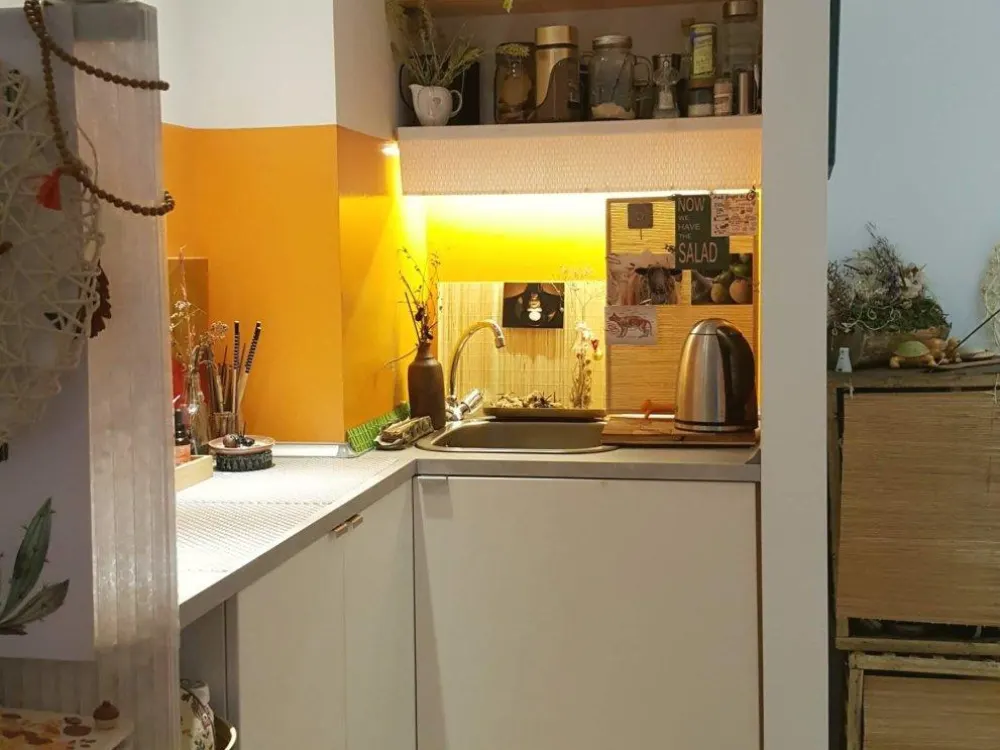 Kleines teilmöbliertes Zimmer mit eigenem Bad, zentral und ruhig