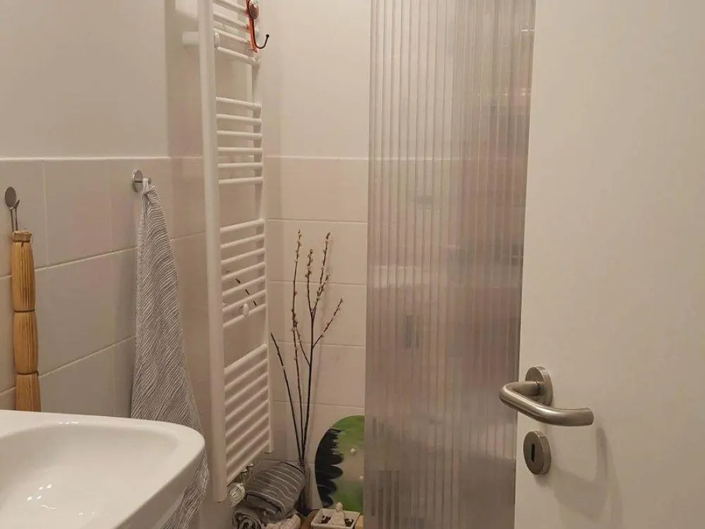 Kleines teilmöbliertes Zimmer mit eigenem Bad, zentral und ruhig