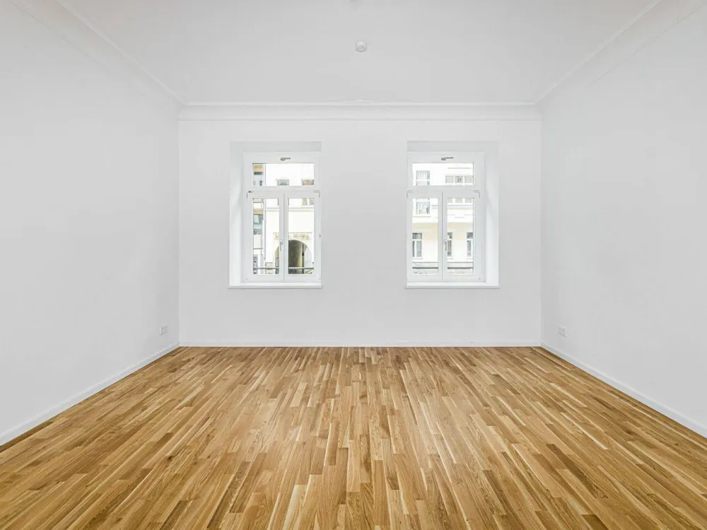 Renovierte 3-Zimmer-Altbauwohnung mit Balkon und zwei Bädern