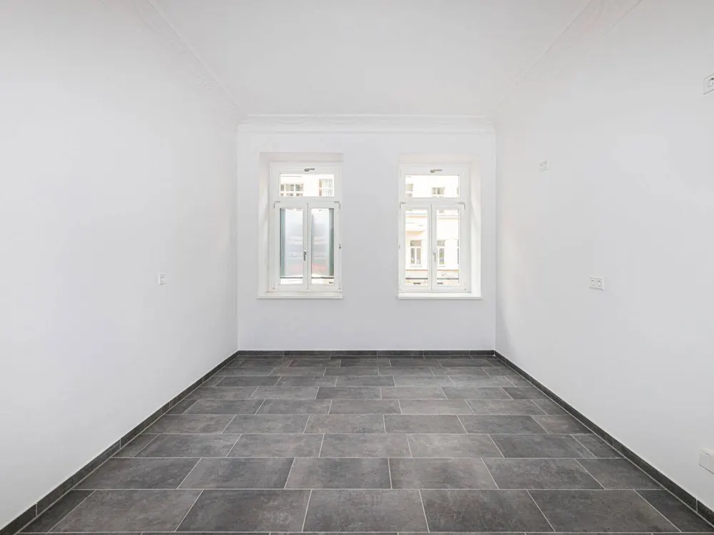 Renovierte 3-Zimmer-Altbauwohnung mit Balkon und zwei Bädern