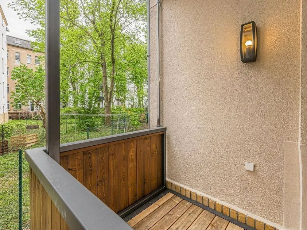 Renovierte 3-Zimmer-Altbauwohnung mit Balkon und zwei Bädern