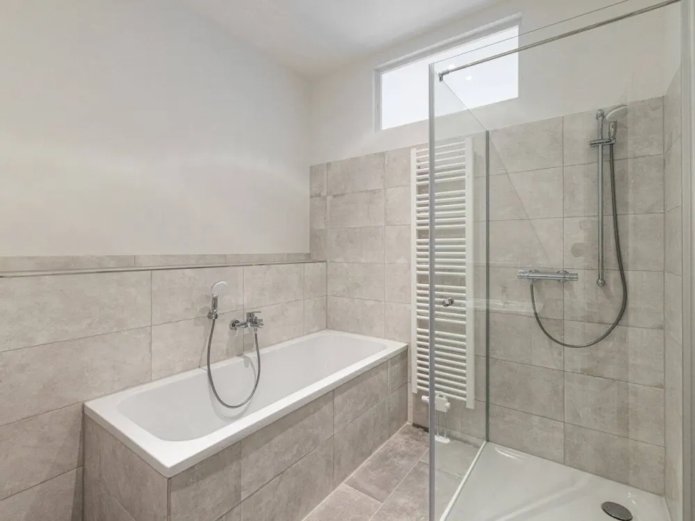 Renovierte 3-Zimmer-Altbauwohnung mit Balkon und zwei Bädern