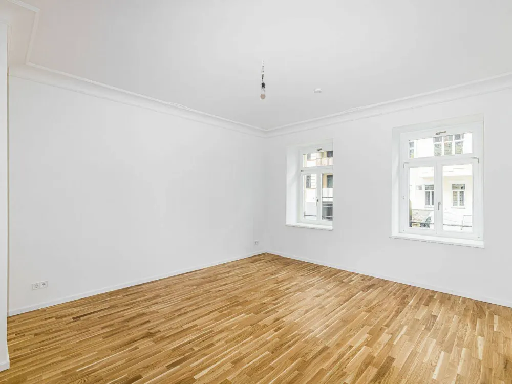 Renovierte 3-Zimmer-Altbauwohnung mit Balkon und zwei Bädern