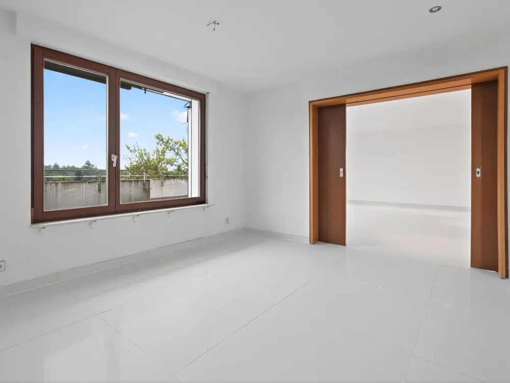 Elegant Penthouse with 180° Roof Terrace and Bright Living Concept