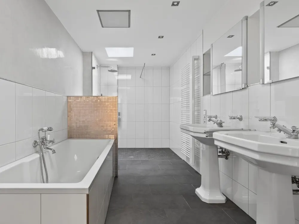 Elegant Penthouse with 180° Roof Terrace and Bright Living Concept