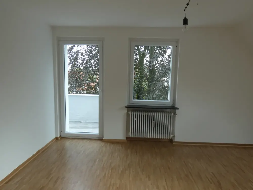 3-Zi.-Dachgeschosswohnung in ruhiger Lage mit Balkon, Duschbad mit Fenster und Parkett