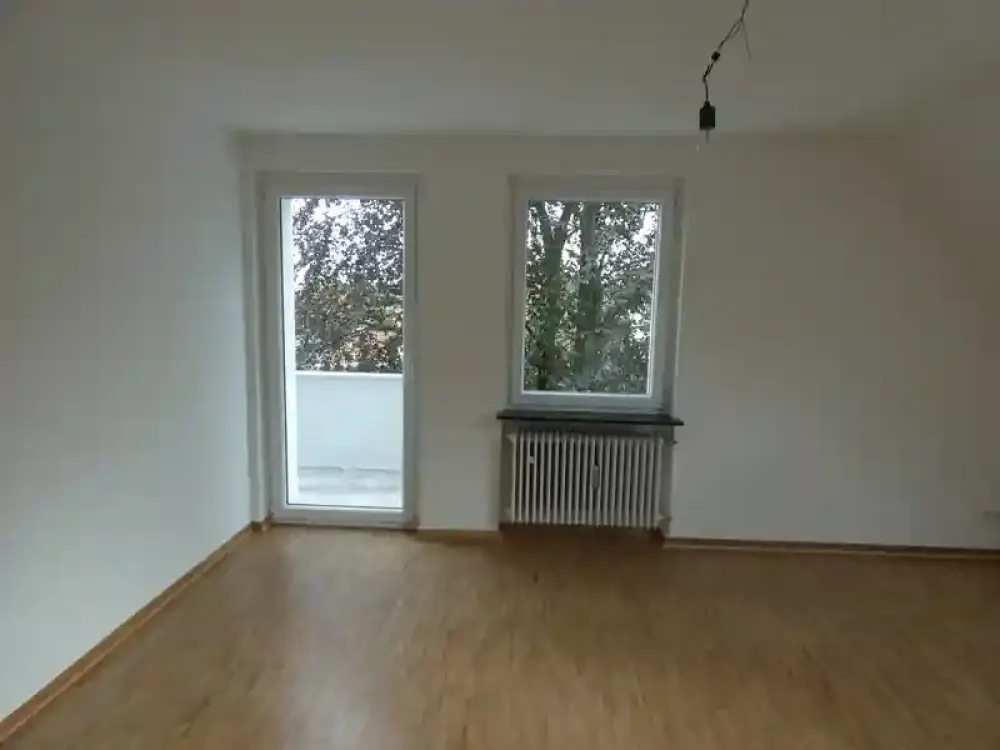 3-Zi.-Dachgeschosswohnung in ruhiger Lage mit Balkon, Duschbad mit Fenster und Parkett