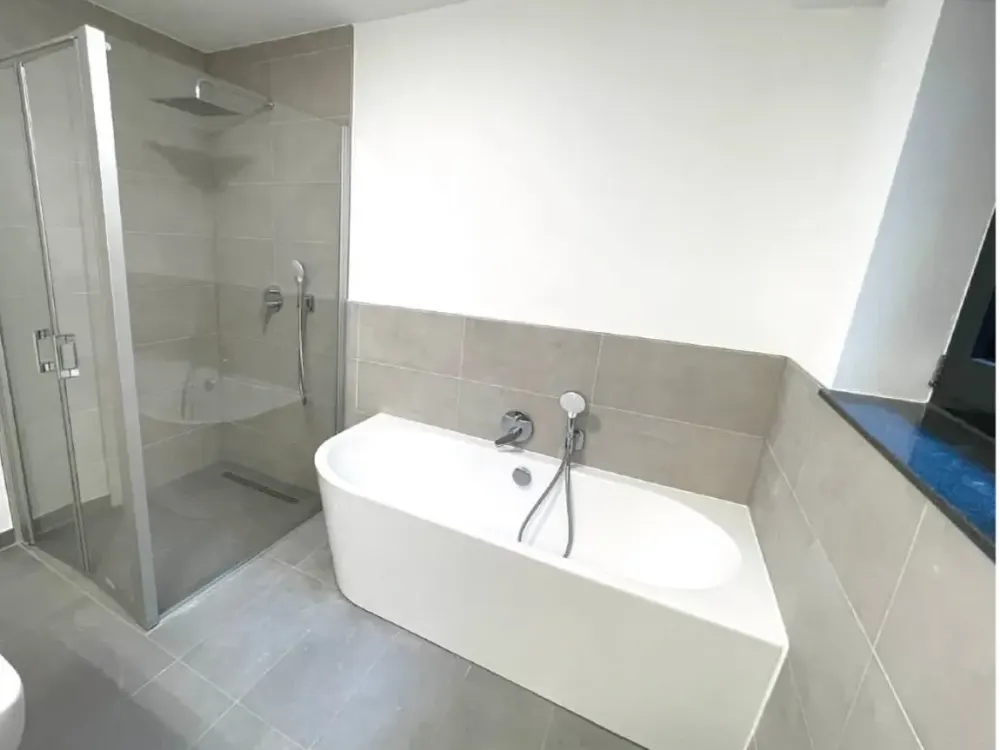Stilvolle, geräumige und neuwertige 2-Zimmer-Wohnung mit Balkon in Eschborn