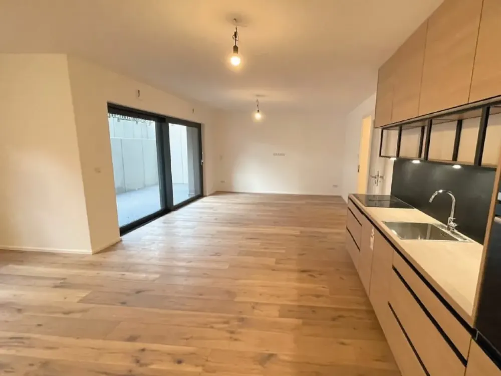 Stilvolle, geräumige und neuwertige 2-Zimmer-Wohnung mit Balkon in Eschborn