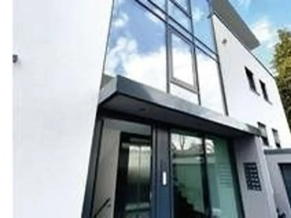 Stilvolle, geräumige und neuwertige 2-Zimmer-Wohnung mit Balkon in Eschborn