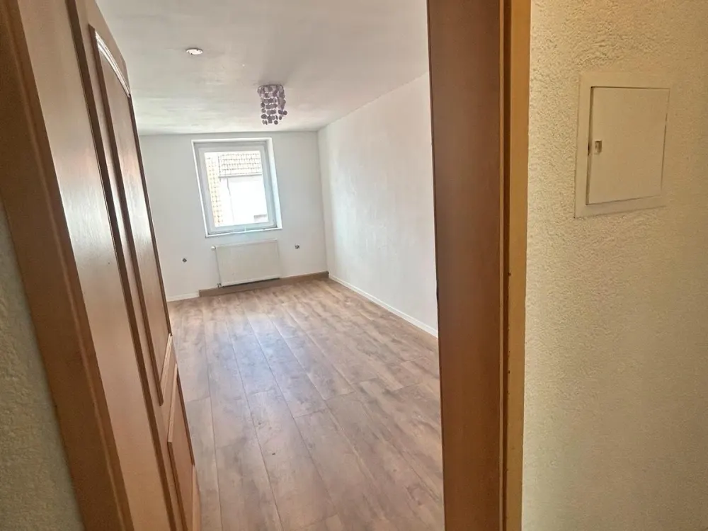 Rent renovated 3-room apartment 75sqm centrally in Neunkirchen 1st floor