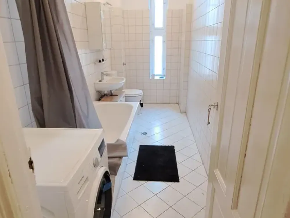 Möblierte Wohnung mit Einbauküche und Balkon zum direkten Einziehen im beliebten Berliner-Wedding!