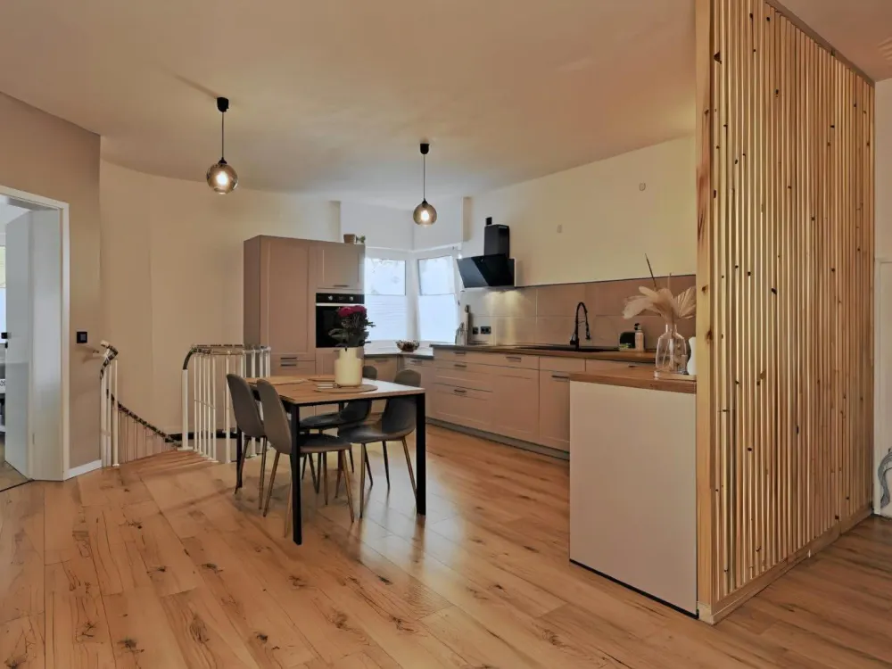 Großzügige 8-Zimmer-Wohnung mit 2 Balkonen ideal für Großfamilien
