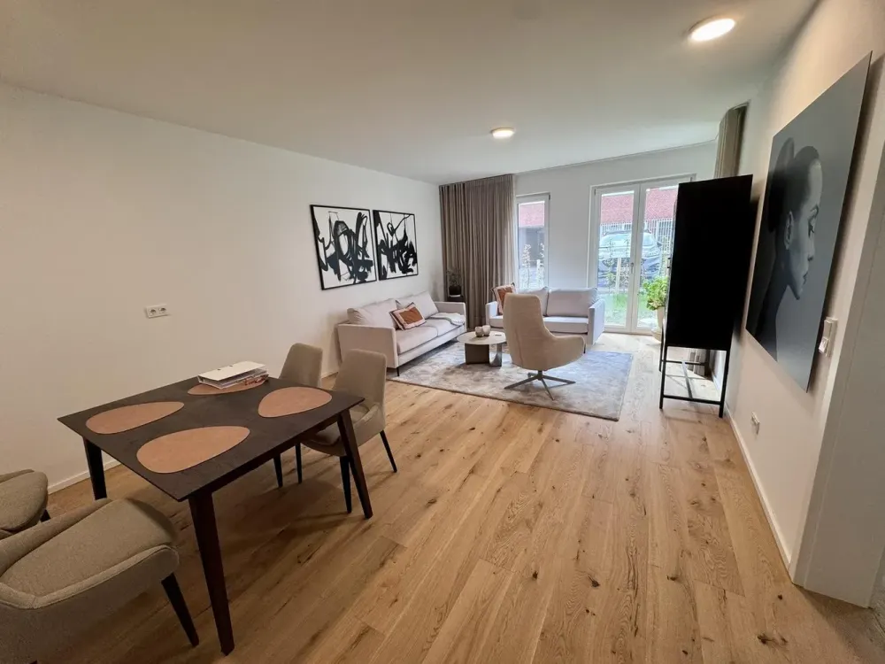 Möbelierte Neubau 2-Zimmer Wohnung mit sonniger Terrasse und Garten