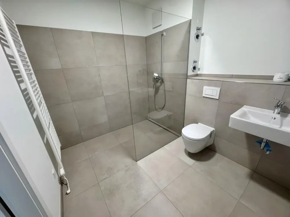 Möbelierte Neubau 2-Zimmer Wohnung mit sonniger Terrasse und Garten