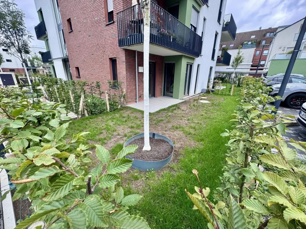 Möbelierte Neubau 2-Zimmer Wohnung mit sonniger Terrasse und Garten