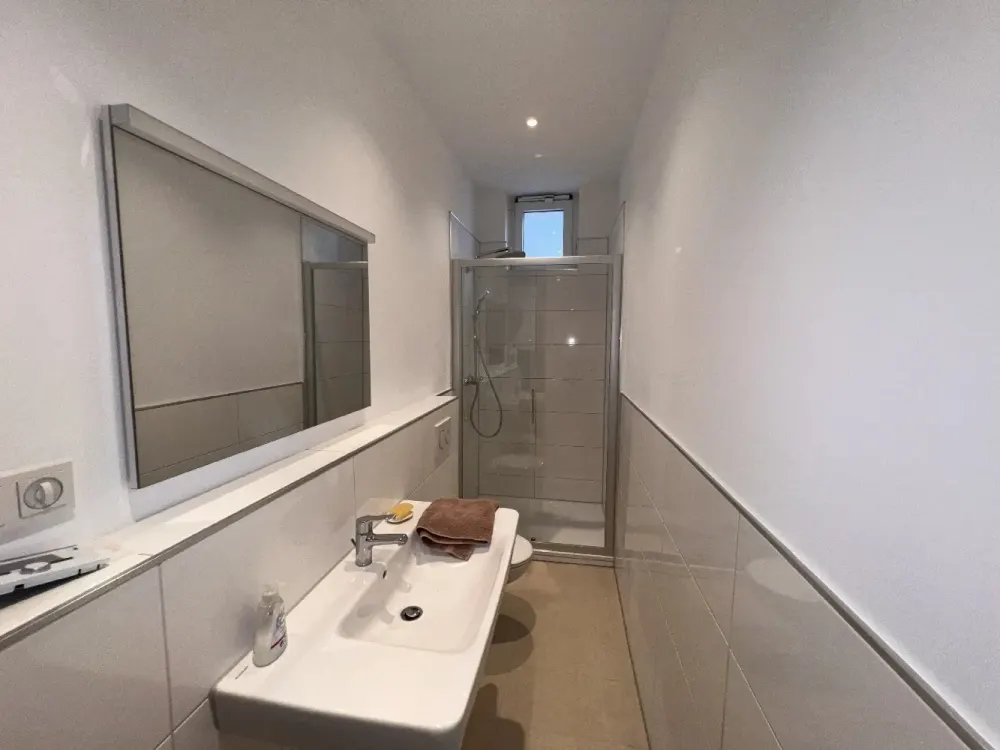 Altbau mit Charme: Komplett modernisiert, bezugsfertig - ideal für 2 Personen und homeoffice