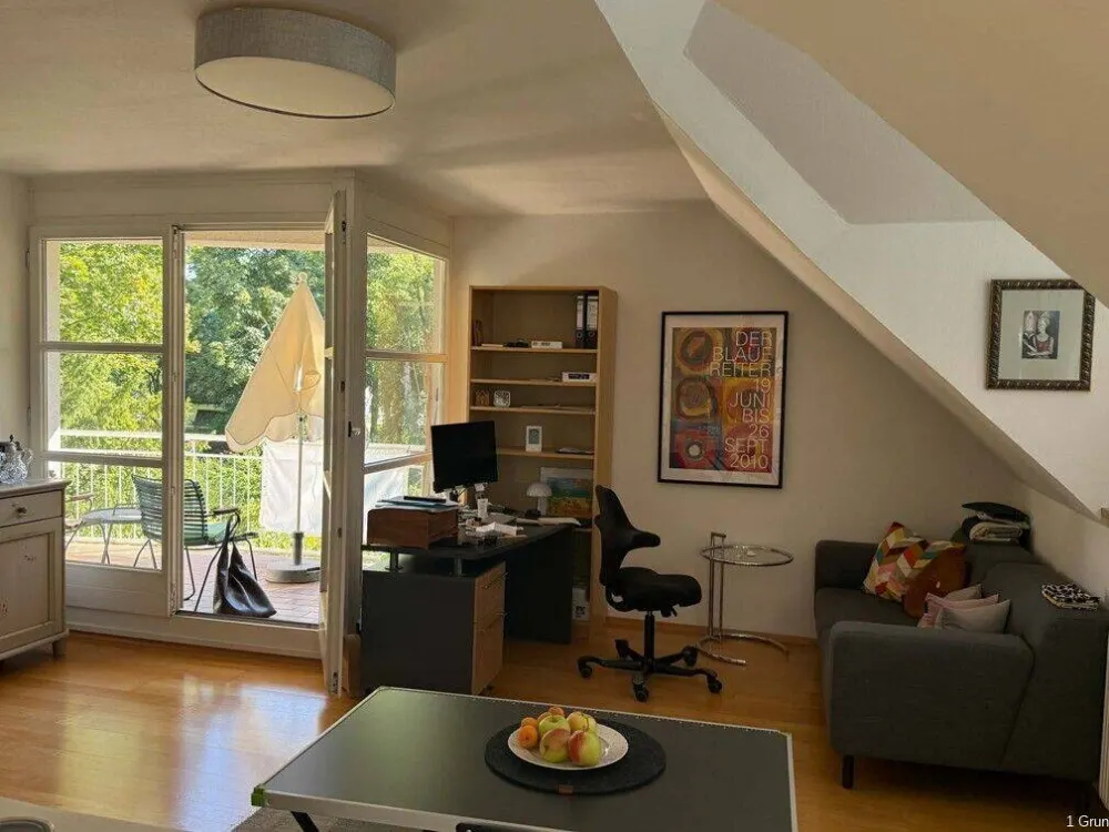 Helle 3 - Zimmer - Dachgeschoss - Maisonettewohnung mit überdachtem Balkon in ruhiger Bestlage von München-Altsolln