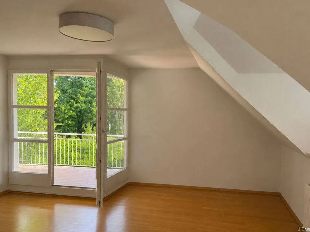 Helle 3 - Zimmer - Dachgeschoss - Maisonettewohnung mit überdachtem Balkon in ruhiger Bestlage von München-Altsolln