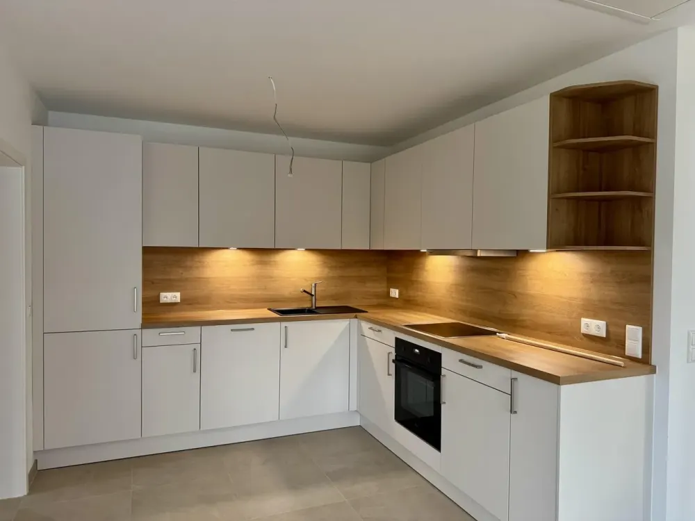 Helle 3-Zimmer Wohnung mit Einbauküche, großer Dusche, Balkon und Stellplatz
